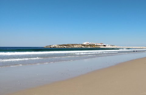 Praia do Baleal Sul, sheltered sandy beach south of the Baleal headland