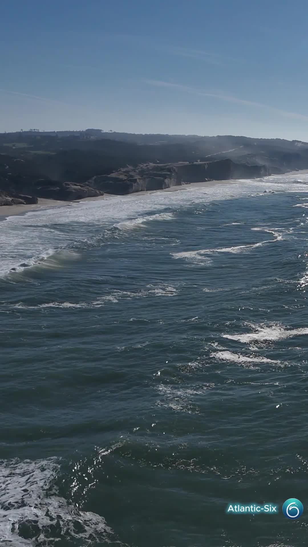 Handheld footage of the beach at Rei Cortiço (portrait, mobile).